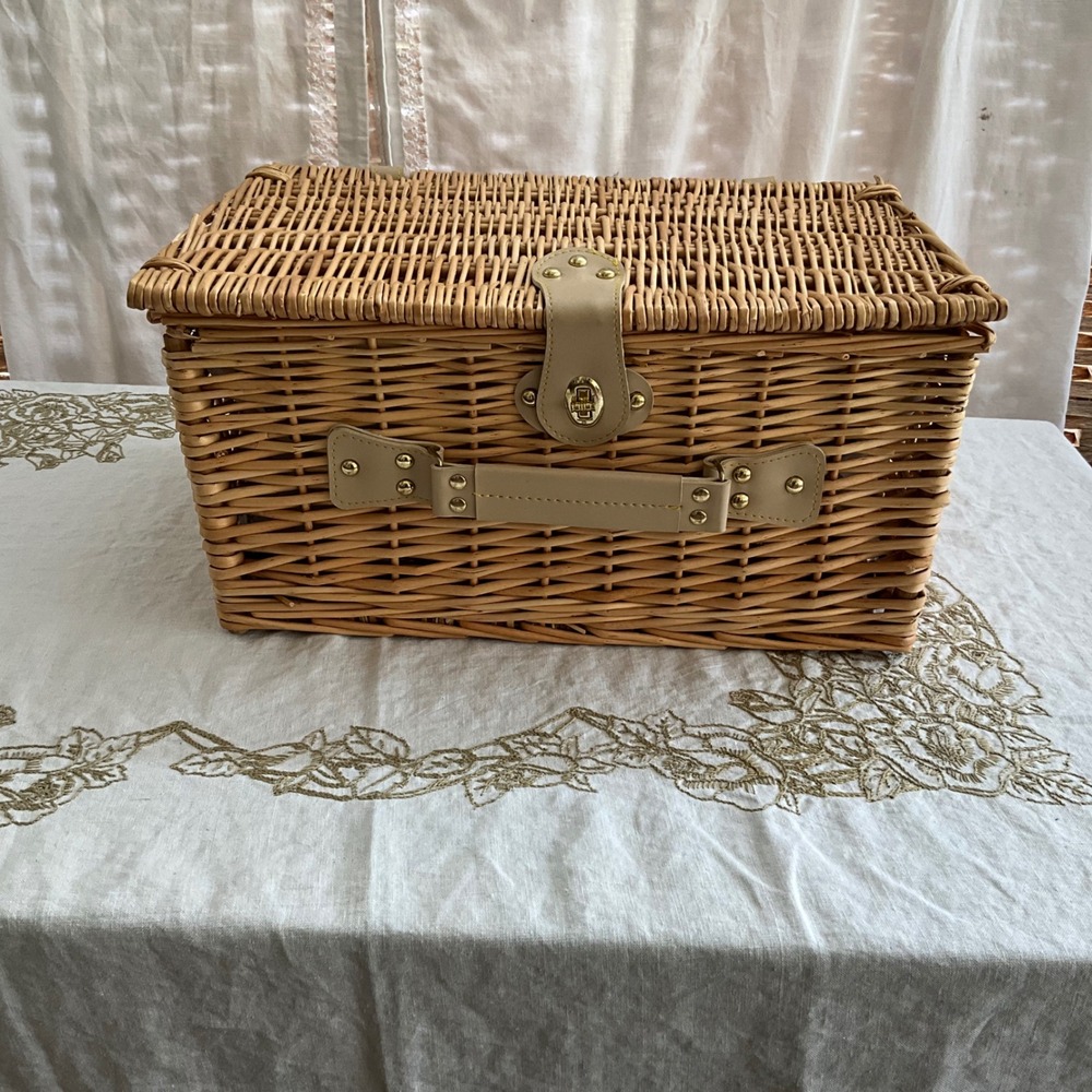 NWOB Woven Wicker Picnic Basket Insulated Cooler 4 Person Service Yellow Floral